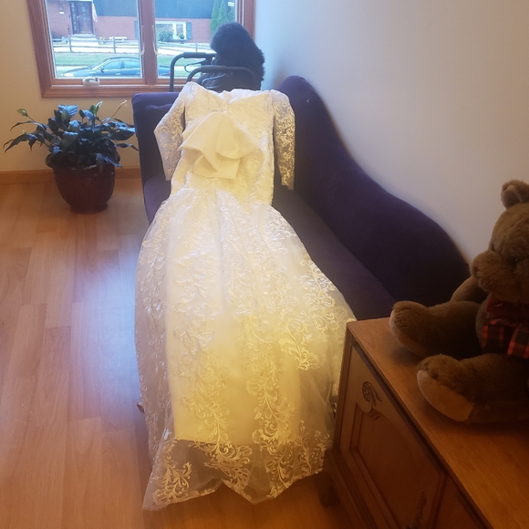 Full Lace Wedding Dress with back  Bow . - Picture 1 of 8